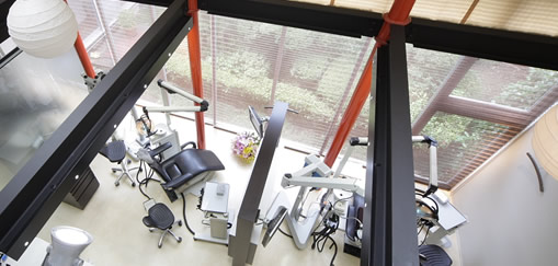 吹きぬけの診療室